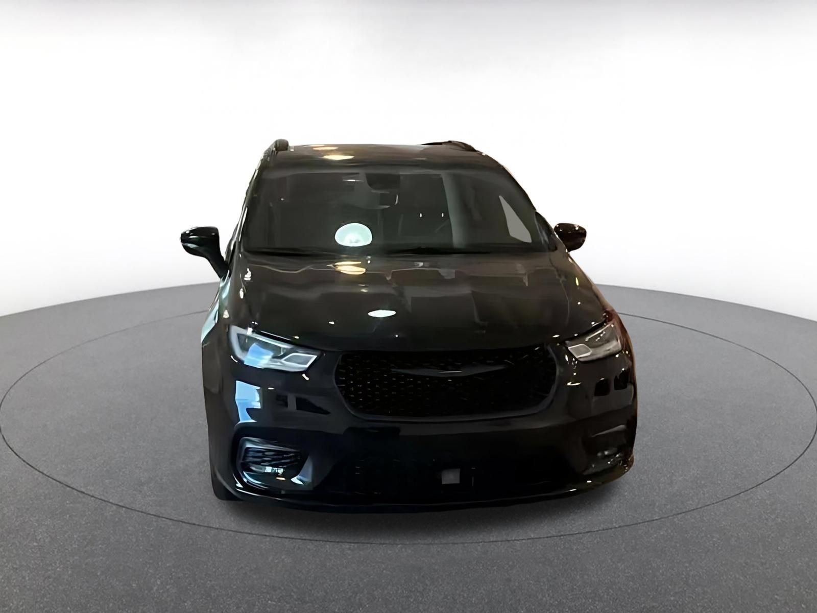 Used 2025 Chrysler Pacifica Limited FWD image 4