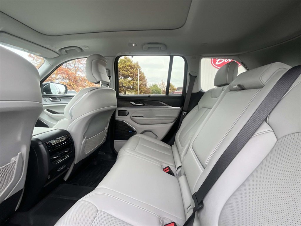 Used 2022 Jeep Grand Cherokee Overland w/ Luxury Tech Group IV image 13