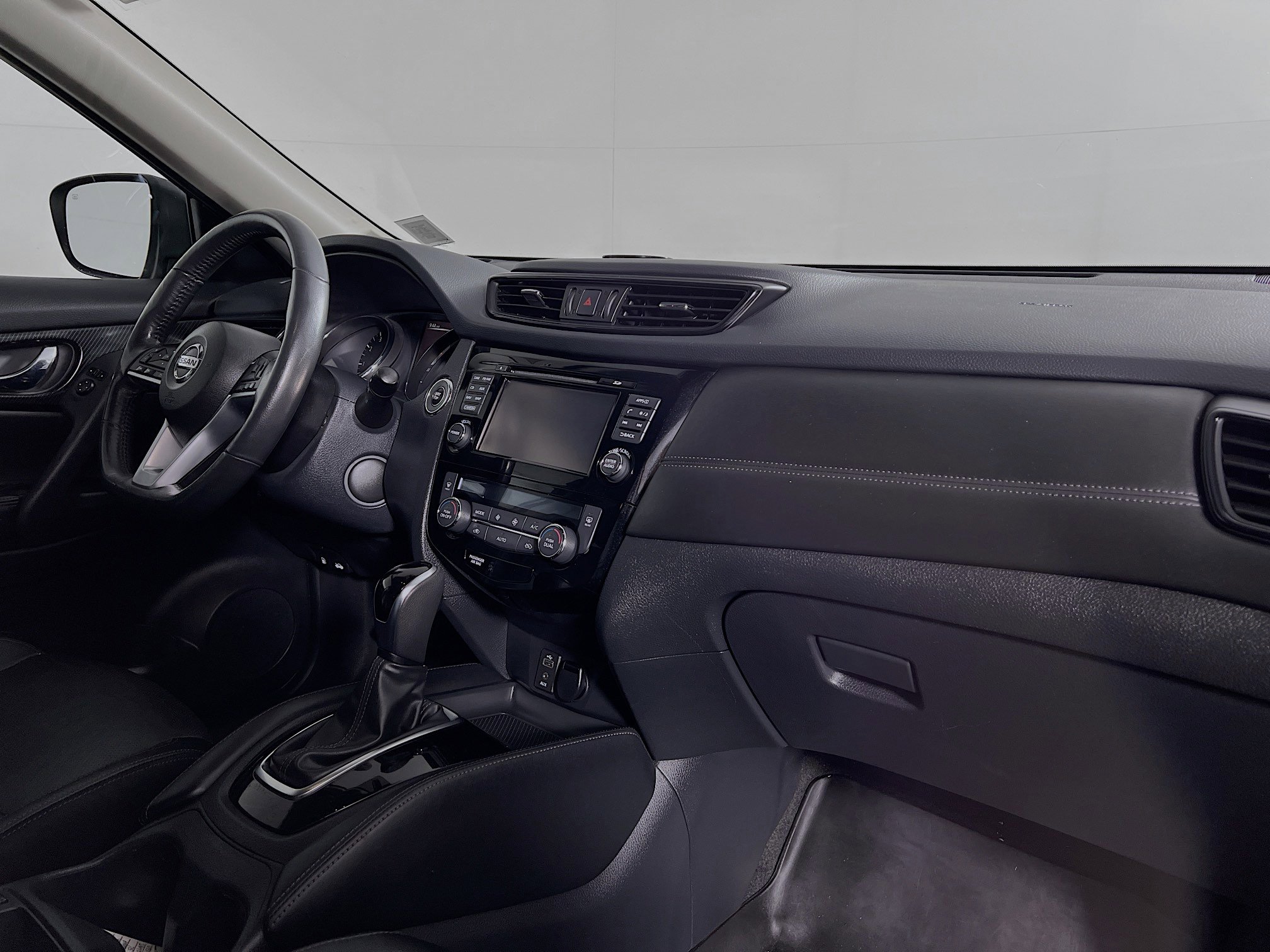 Used 2017 Nissan Rogue SL w/ SL HEV Premium Package image 29