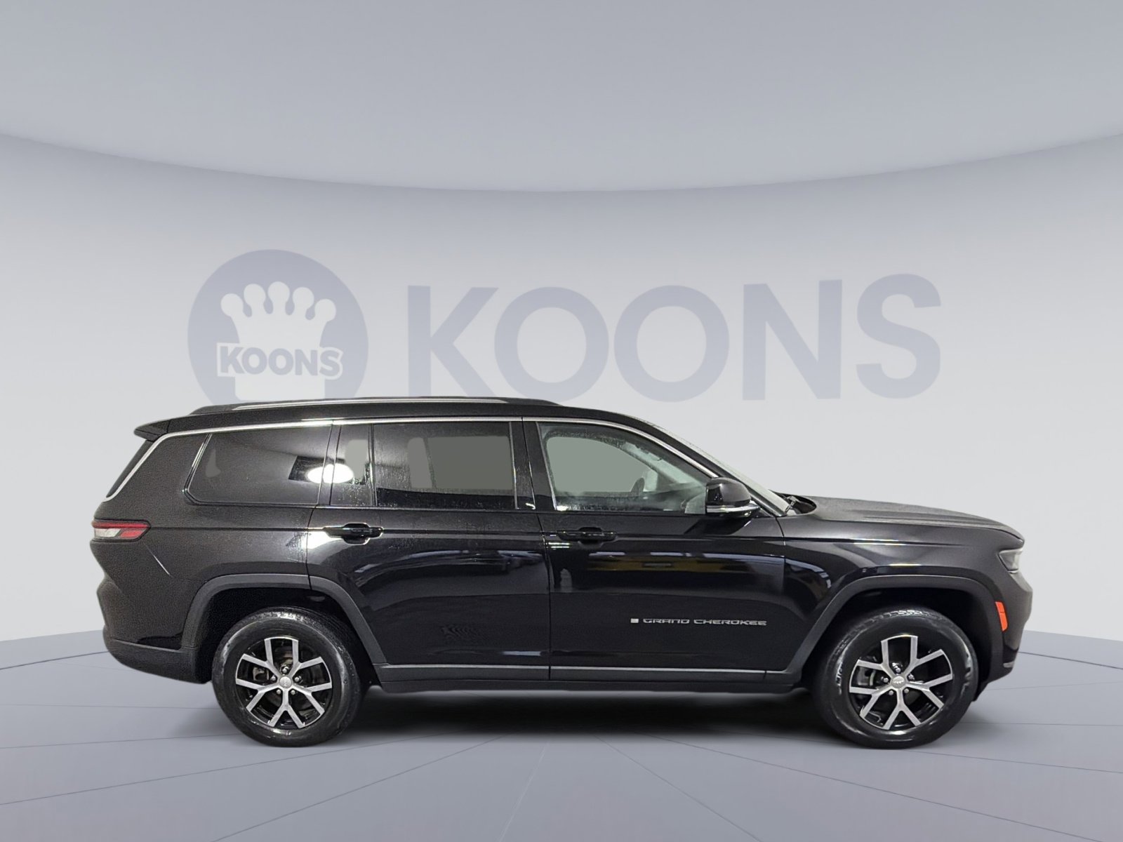 Used 2023 Jeep Grand Cherokee L Limited w/ Luxury Tech Group II image 2