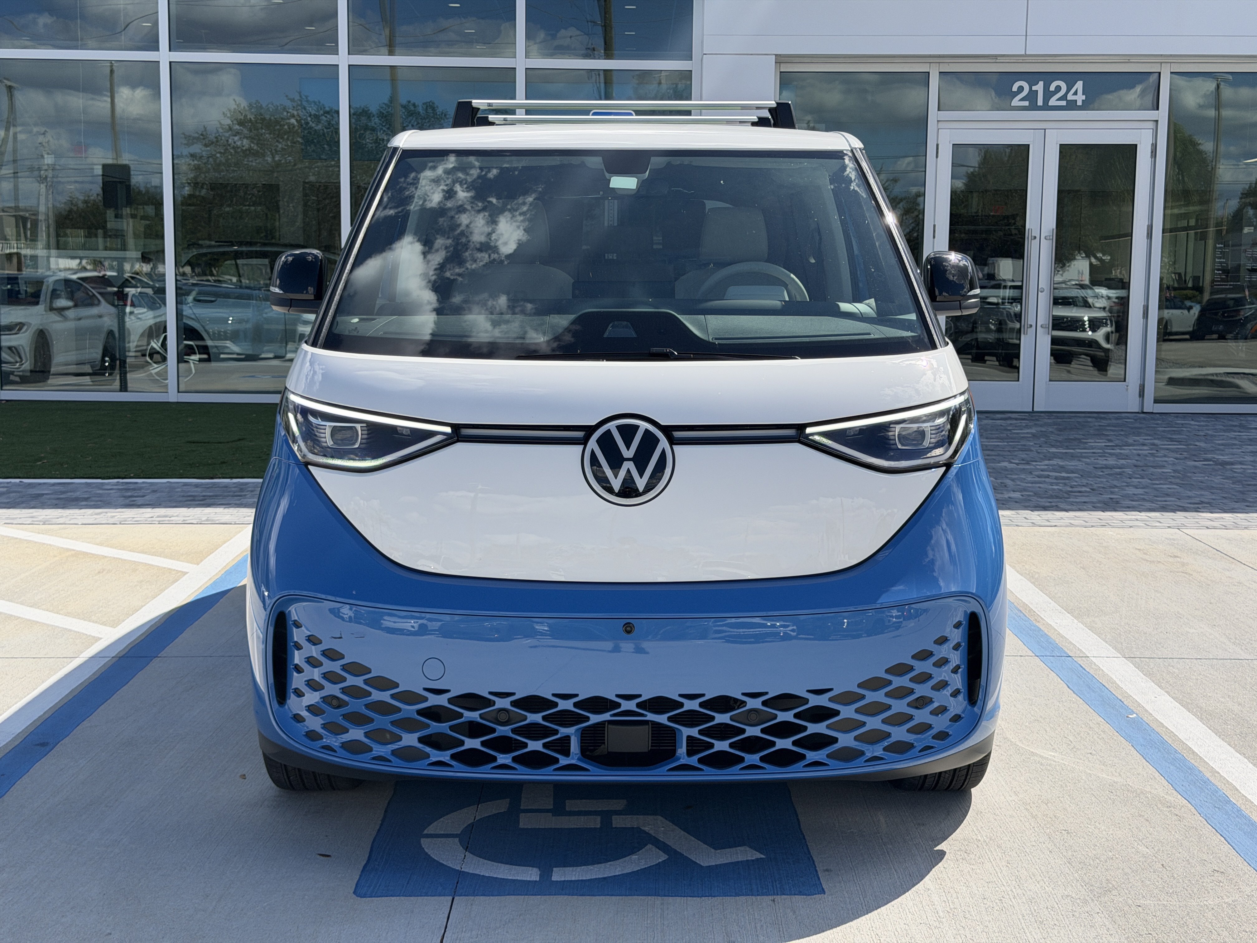 Used 2025 Volkswagen ID. Buzz 1st Edition RWD image 2