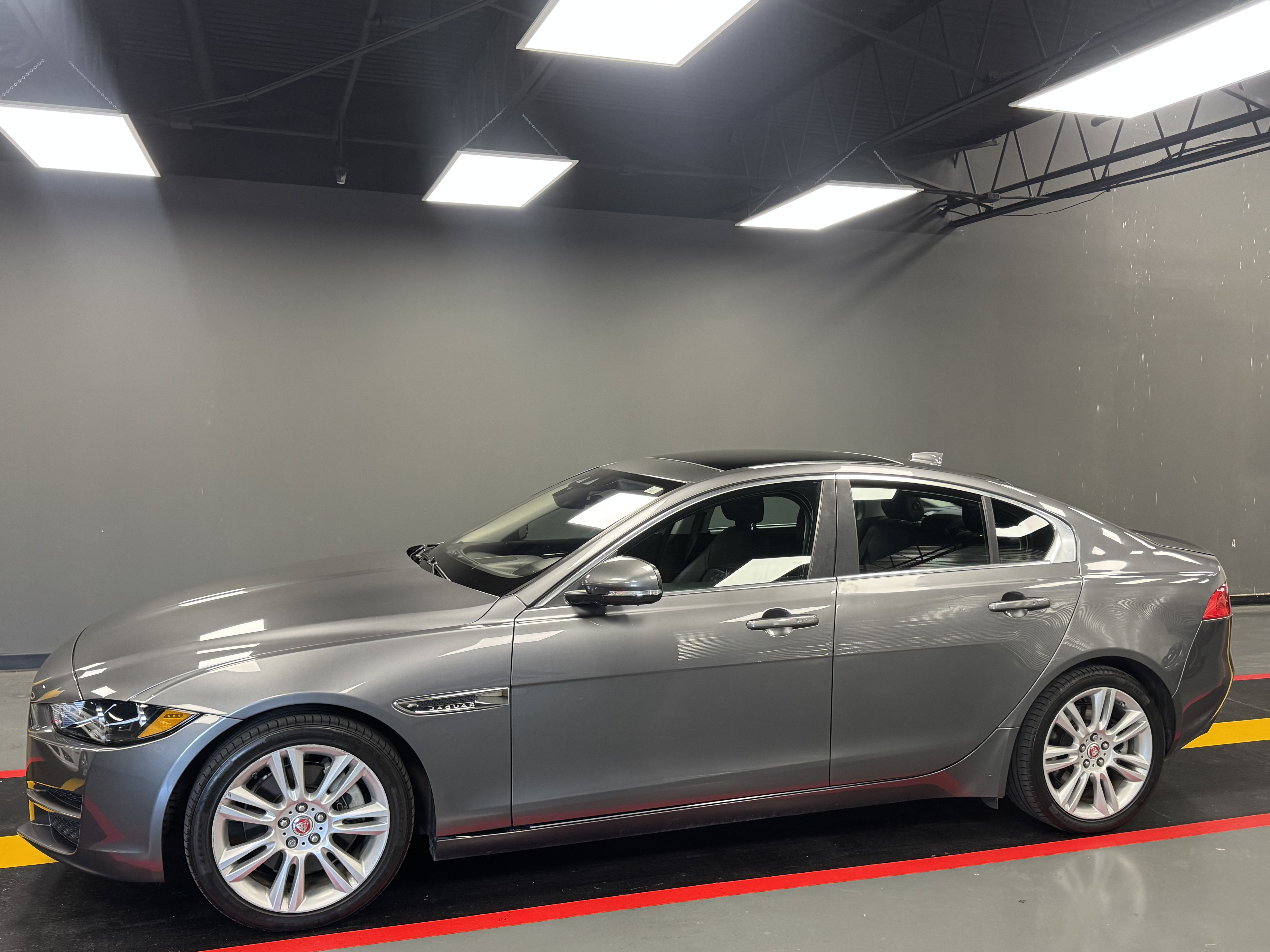Used 2019 Jaguar XE Premium RWD image 2