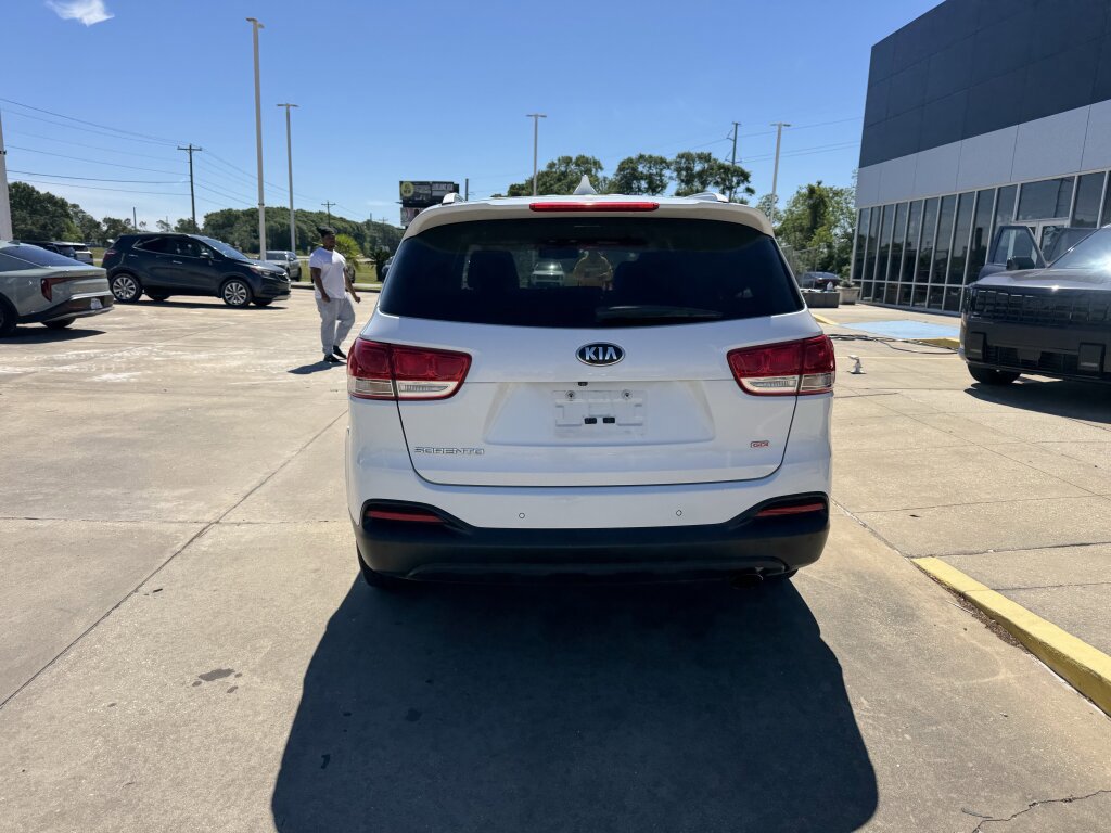 Used 2017 Kia Sorento LX w/ LX Convenience Package image 17