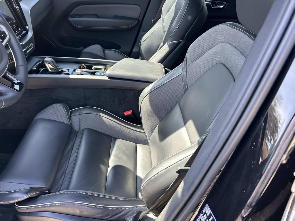 Used 2022 Volvo XC60 B6 R-Design image 17