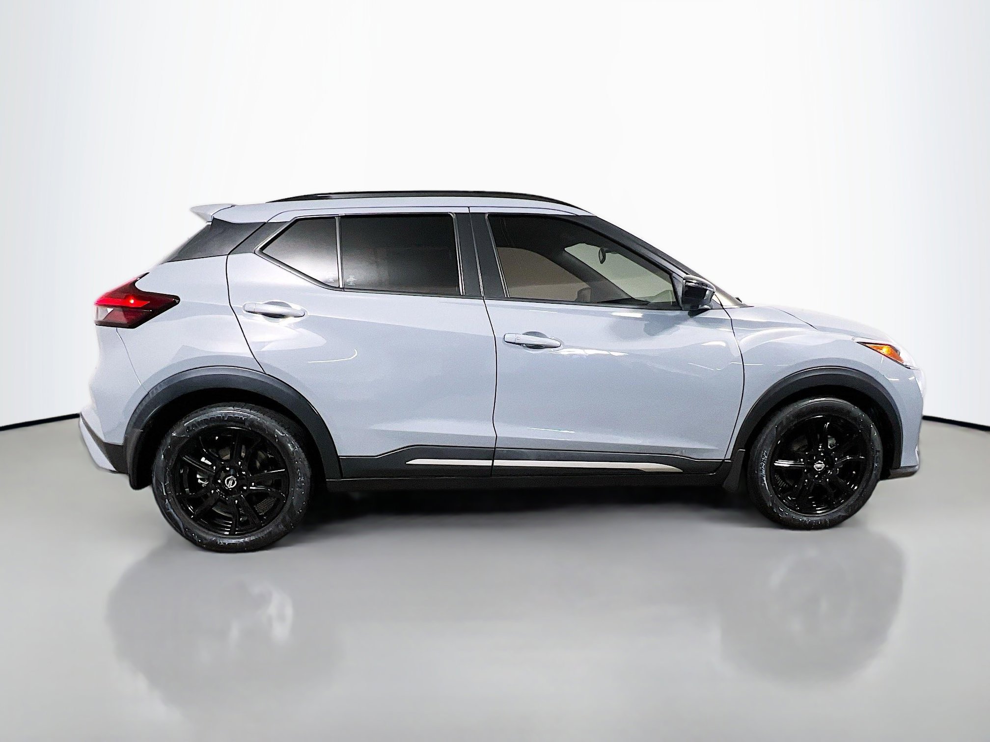 Used 2021 Nissan Kicks SR image 3