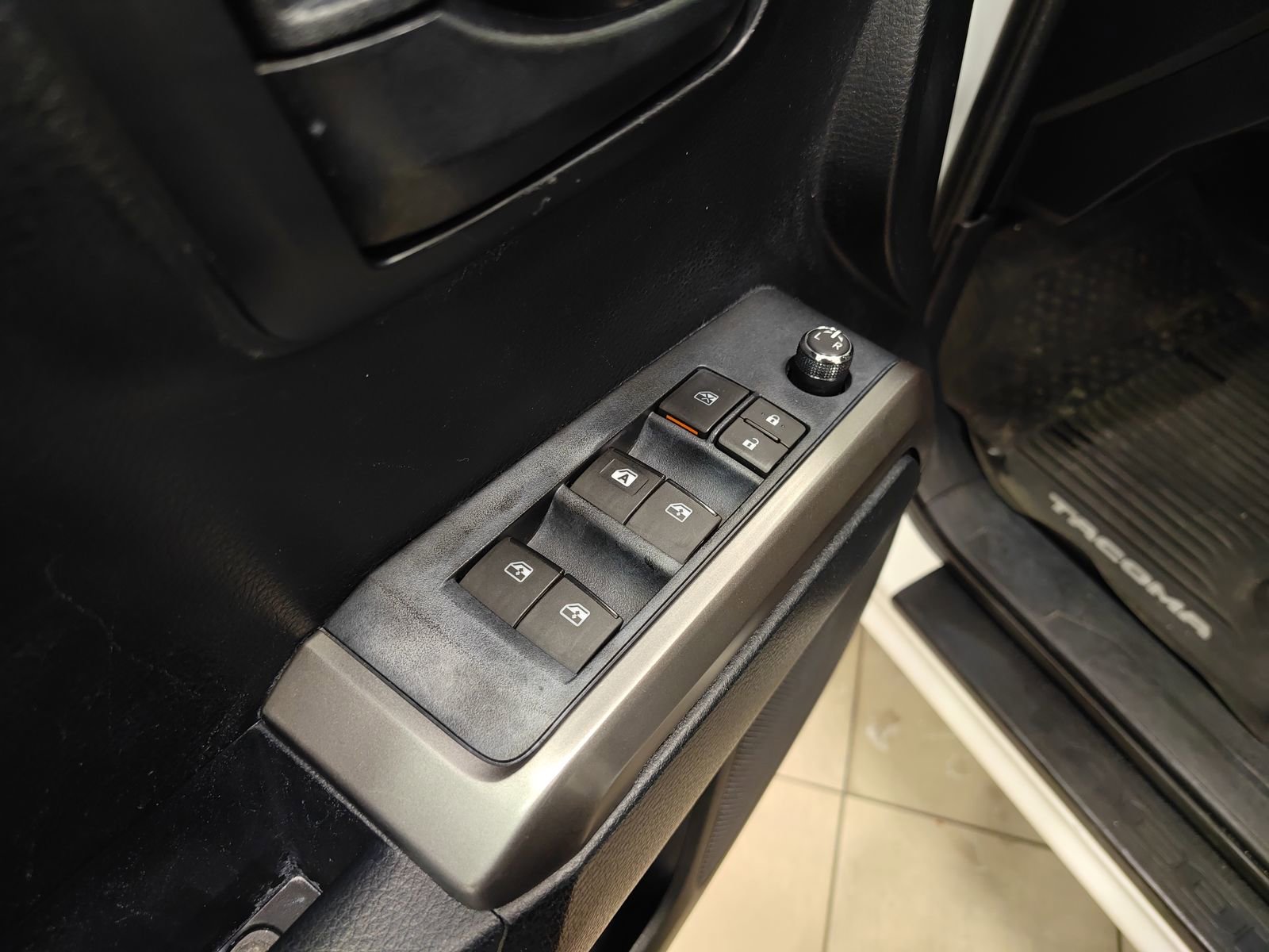 Used 2017 Toyota Tacoma SR5 image 9