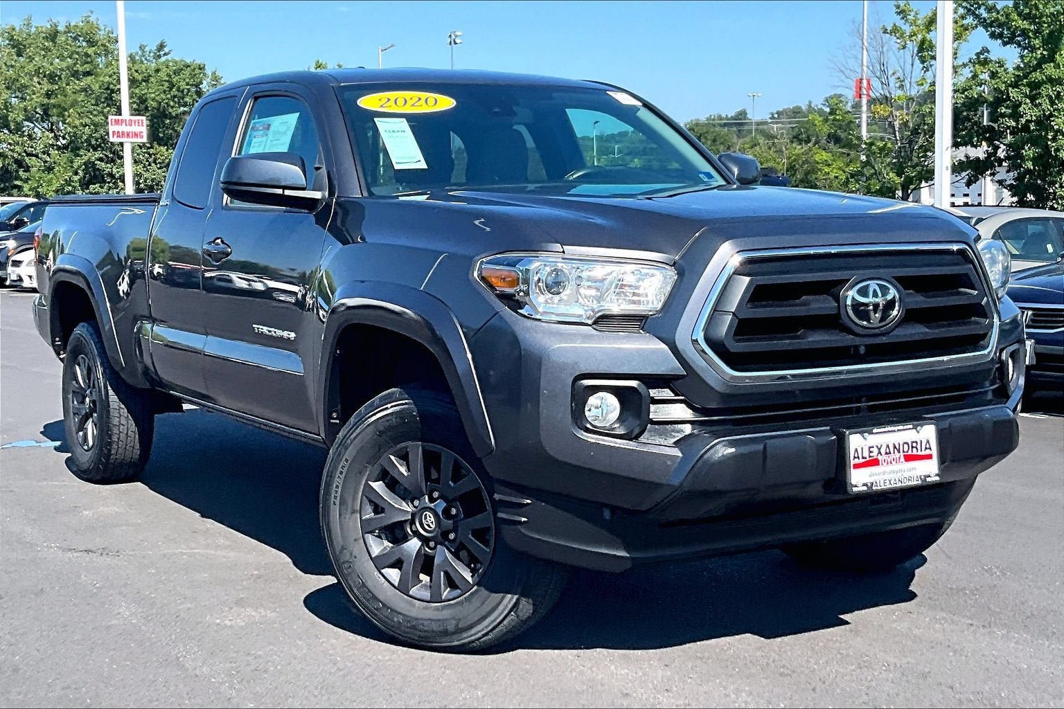 Used 2020 Toyota Tacoma SR5 w/ SR5 Appearance Package (SM) AWD/4WD image 2