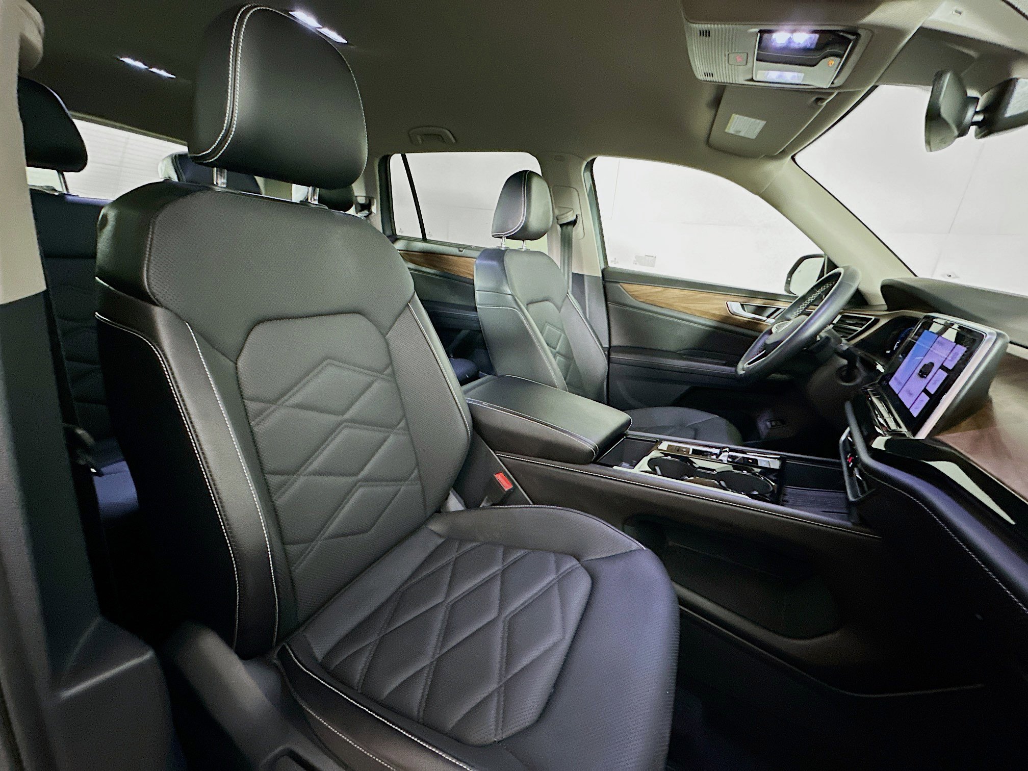 Used 2025 Volkswagen Atlas SE image 32