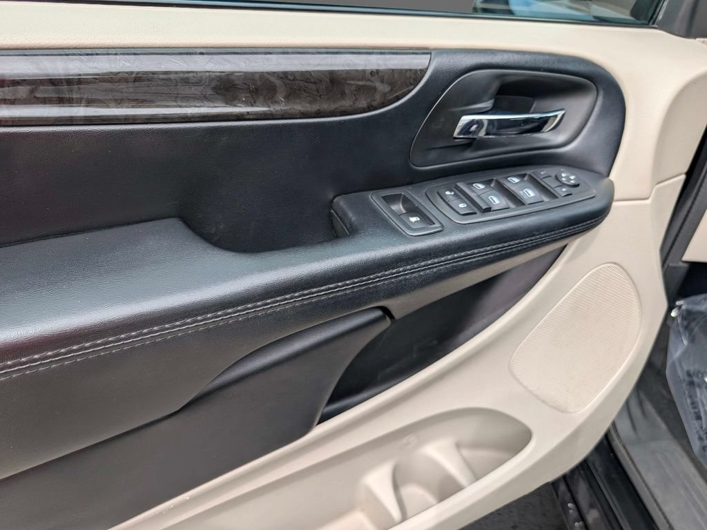 Used 2019 Dodge Grand Caravan SE w/ UConnect Hands-Free Group FWD image 13