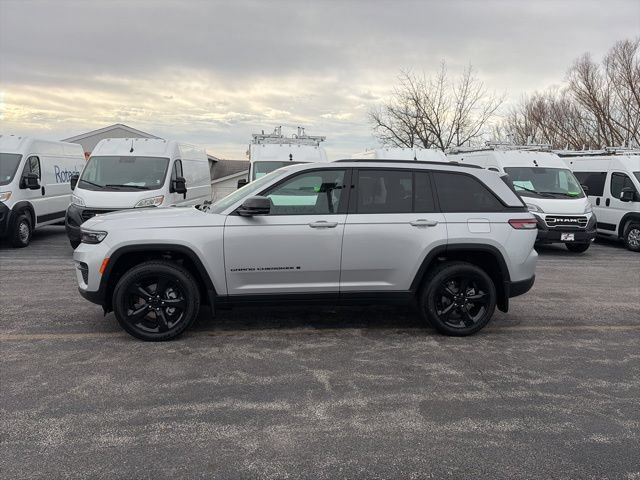 New 2025 Jeep Grand Cherokee Altitude w/ Trailer Tow Package AWD/4WD image 2