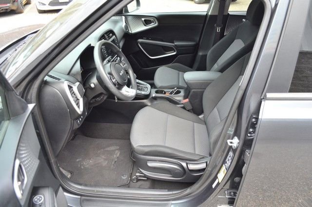Used 2023 Kia Soul LX w/ LX Technology Package image 17