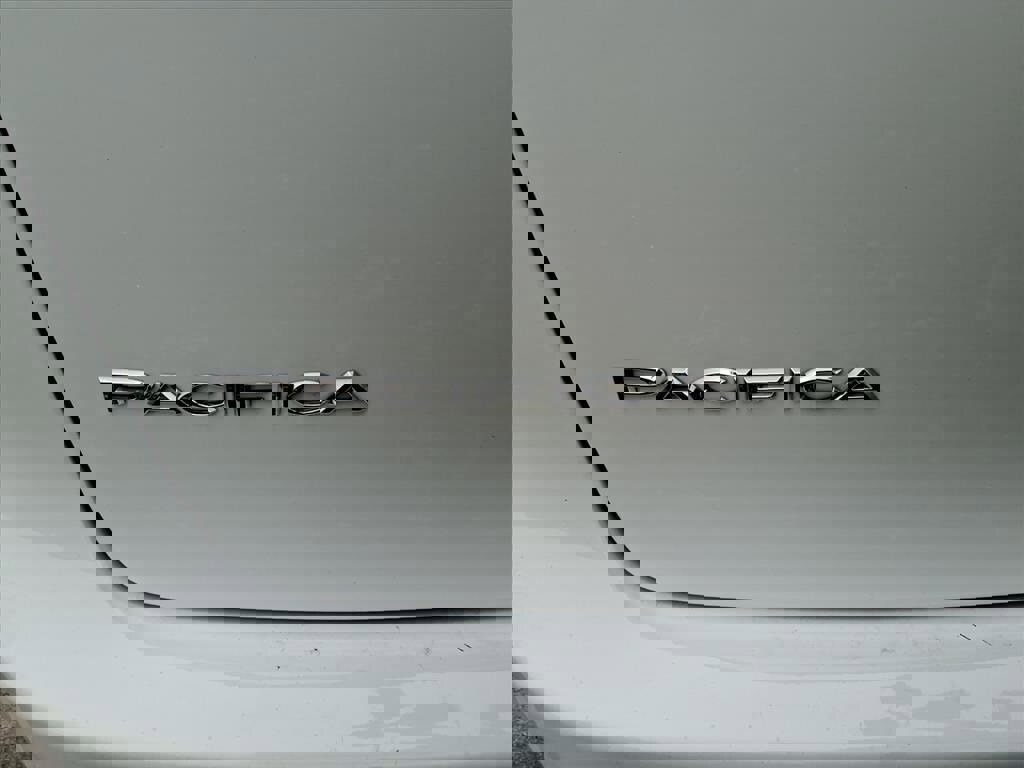 Used 2024 Chrysler Pacifica Touring-L image 4