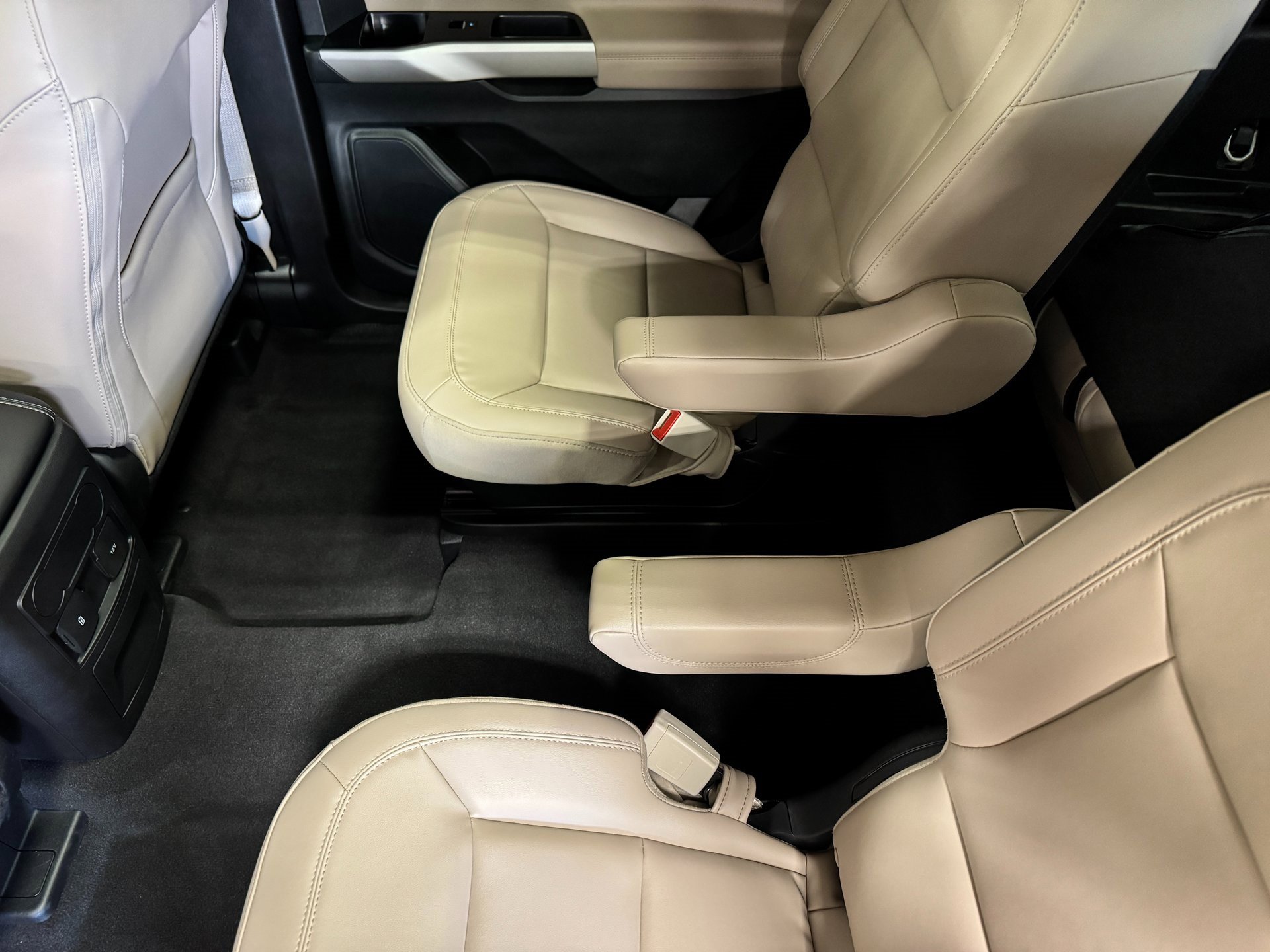 Used 2023 Ford Explorer XLT w/ Equipment Group 202A image 17