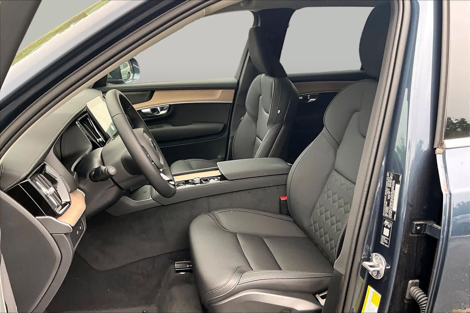 New 2026 Volvo XC90 T8 Plus w/ Protection Package Premier AWD/4WD image 13