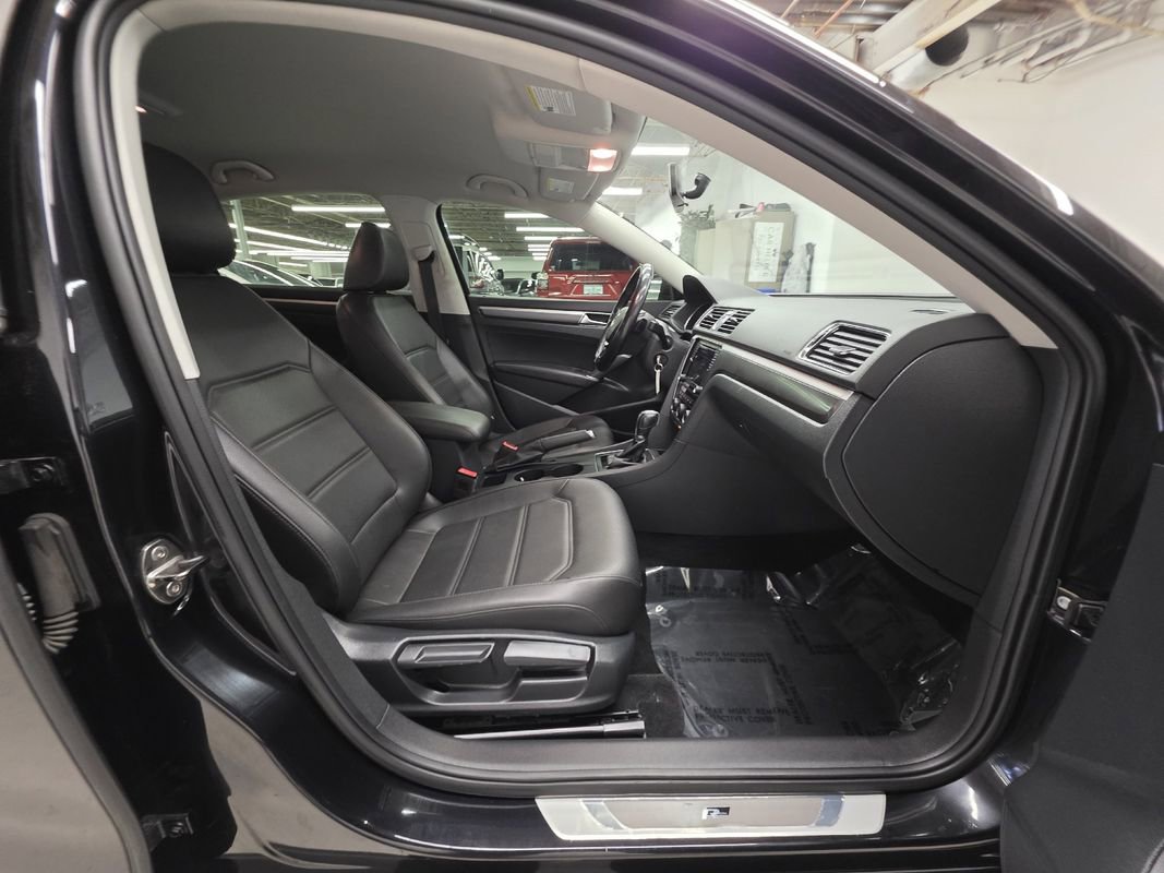 Used 2017 Volkswagen Passat 1.8T R-Line w/ R-Line Lighting Package image 13
