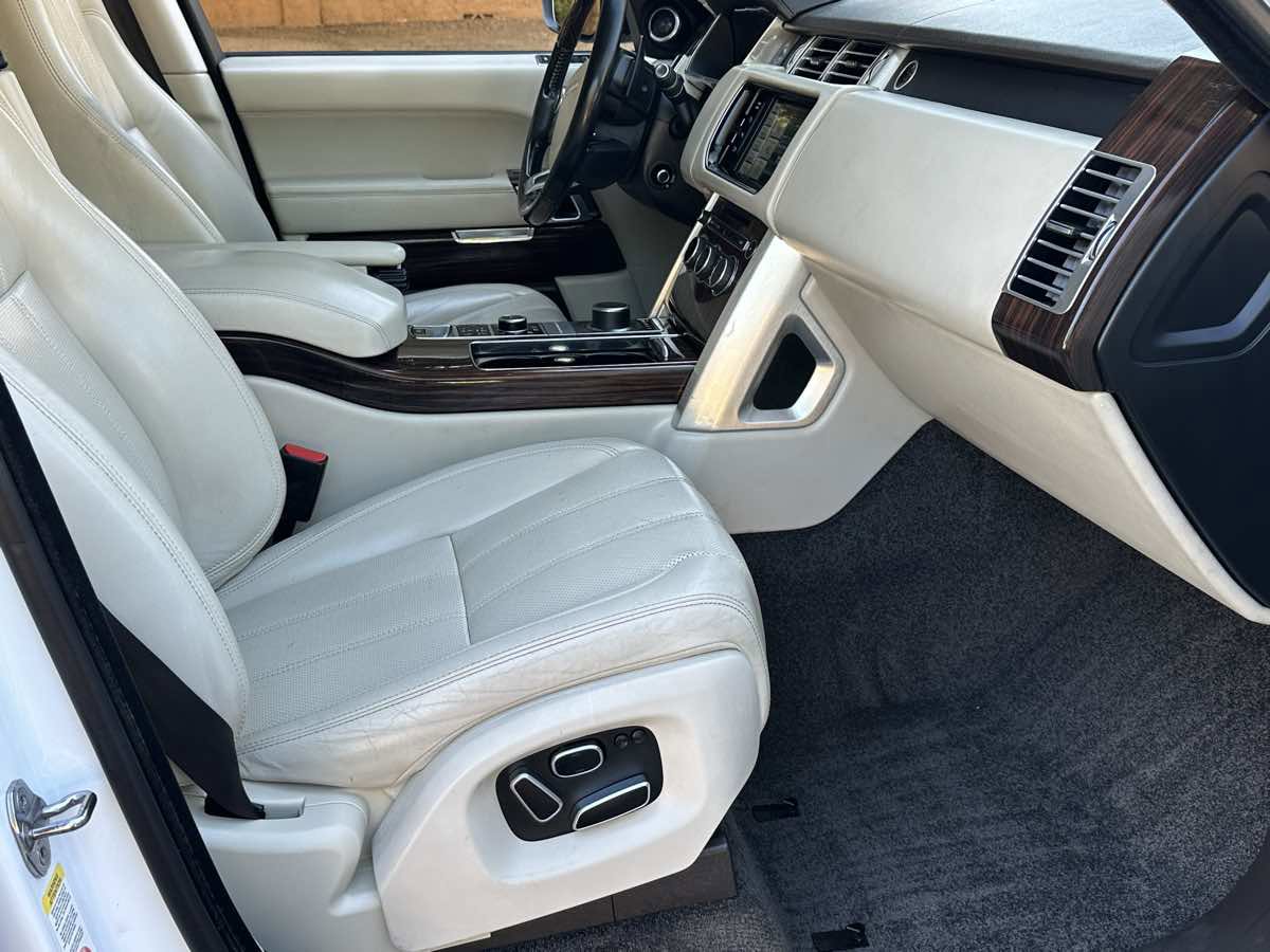 Used 2014 Land Rover Range Rover HSE image 11