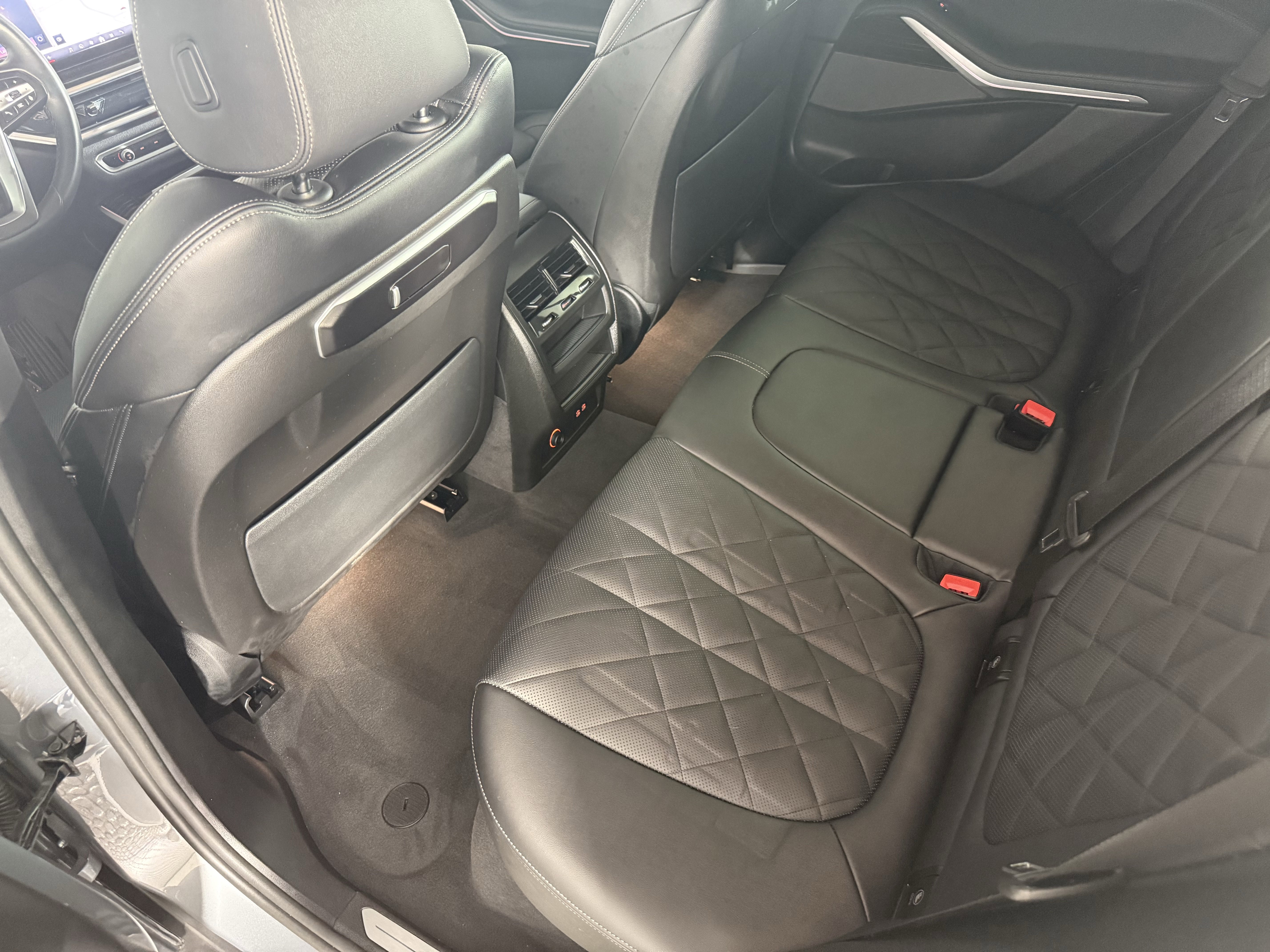Certified 2025 BMW X5 xDrive40i w/ Executive Package image 17