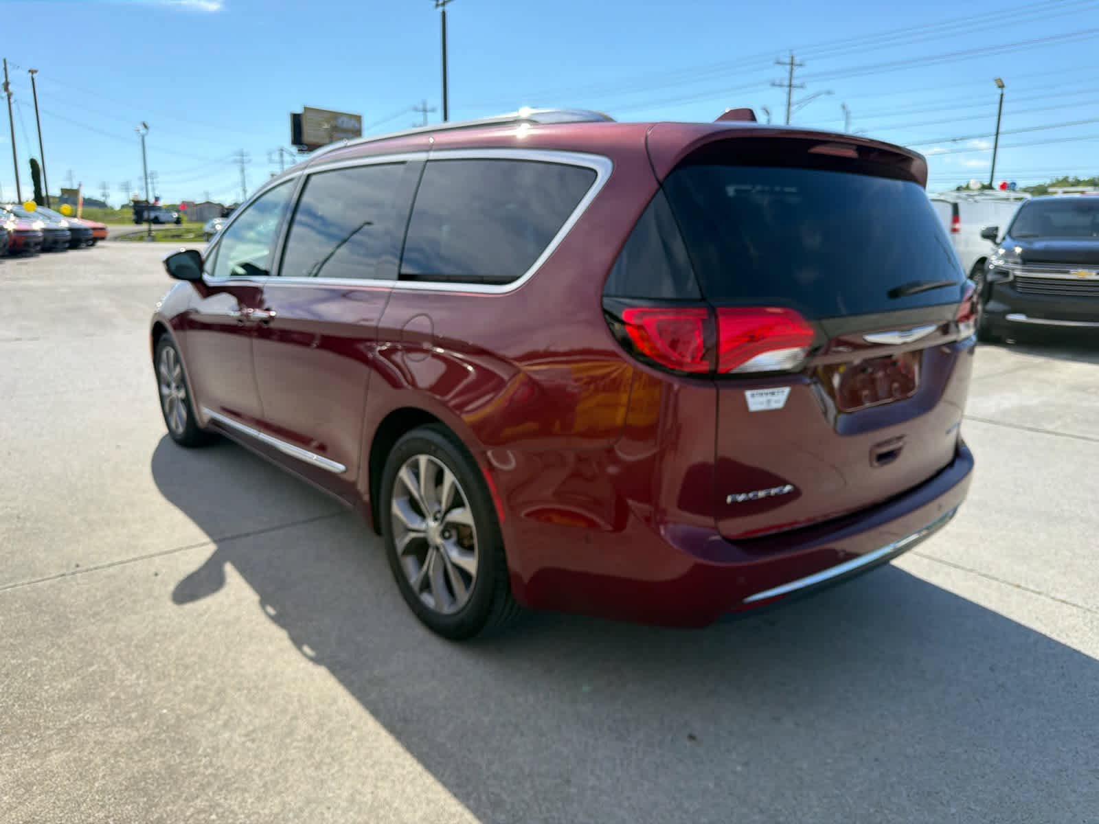 Used 2020 Chrysler Pacifica Limited w/ Tire & Wheel Group FWD image 6