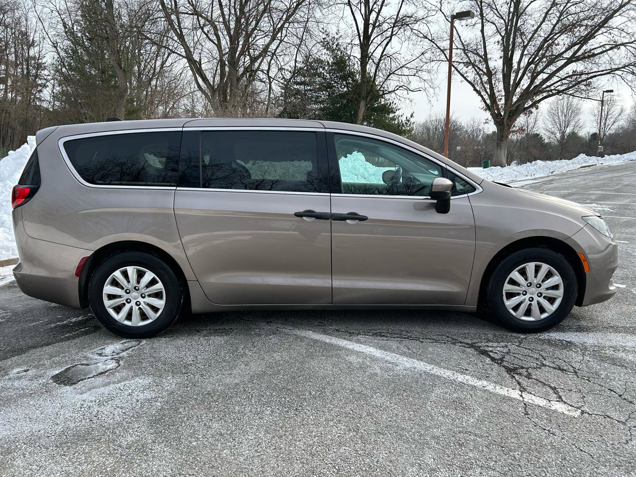 Used 2018 Chrysler Pacifica L image 4
