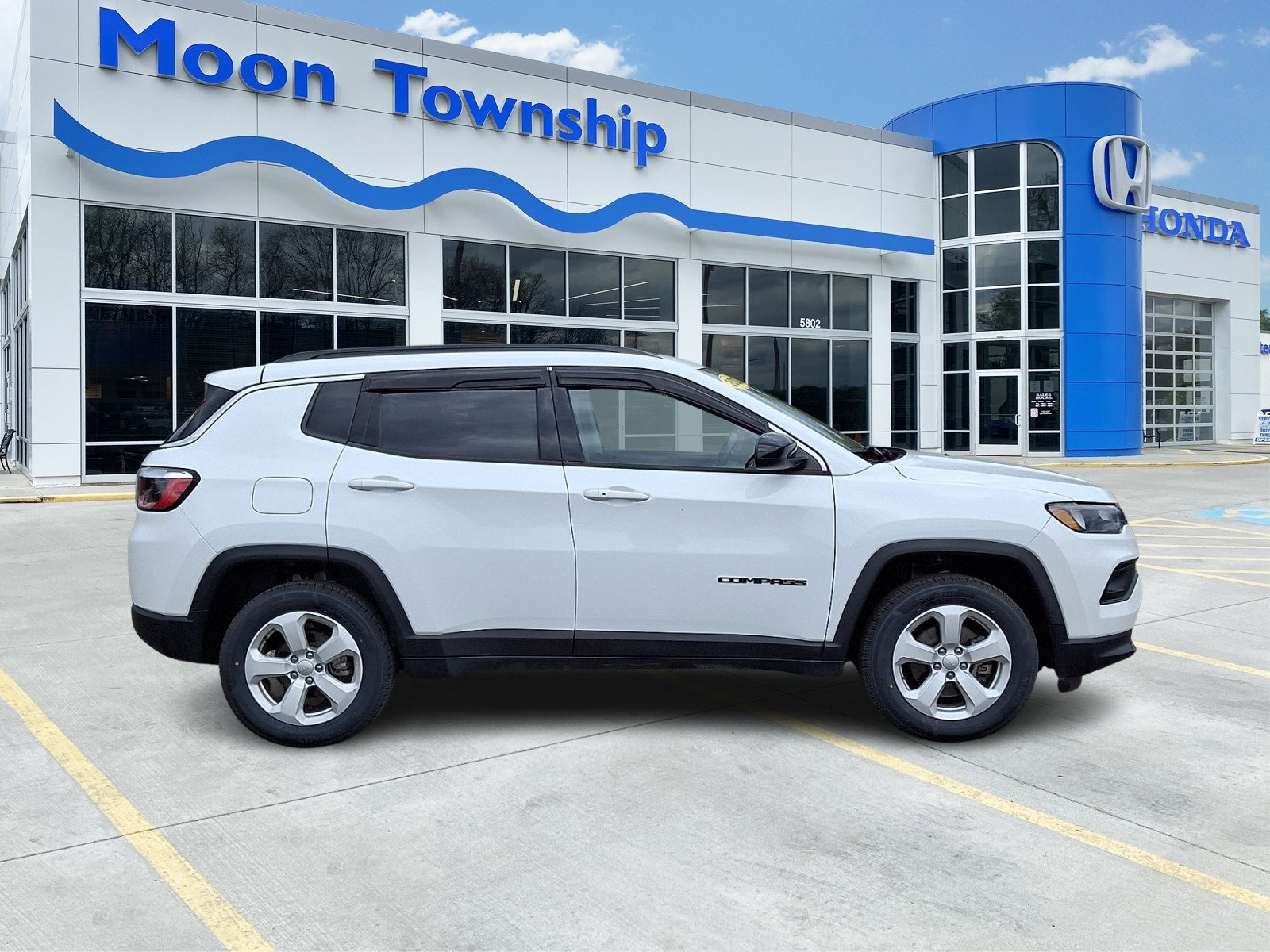 Used 2022 Jeep Compass Latitude w/ Sun and Sound Group AWD/4WD image 7