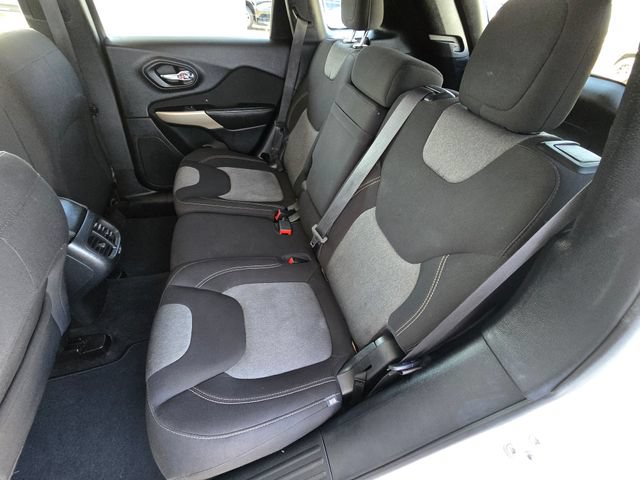 Used 2018 Jeep Cherokee Latitude FWD image 17