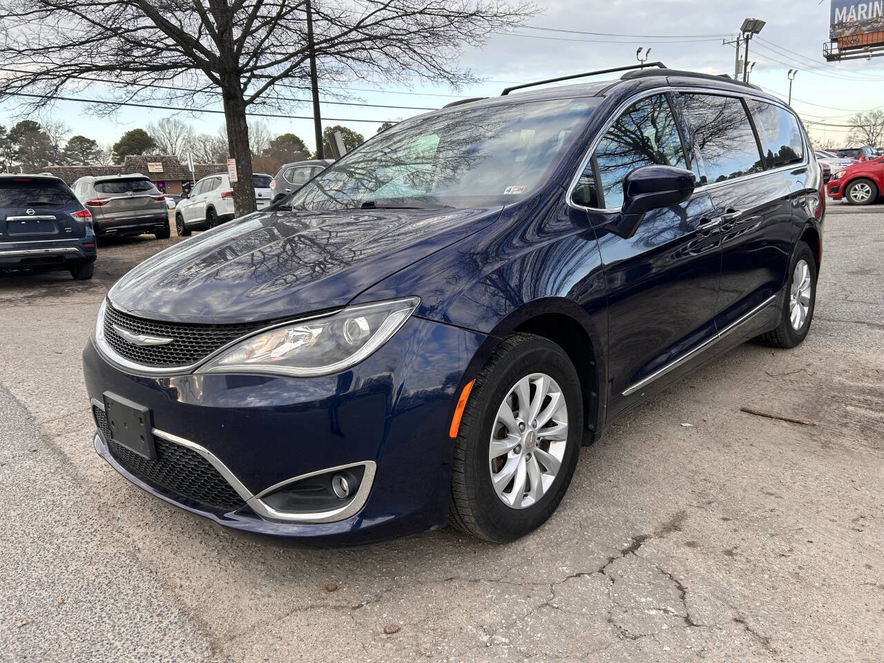 Used 2017 Chrysler Pacifica Touring-L FWD image 3
