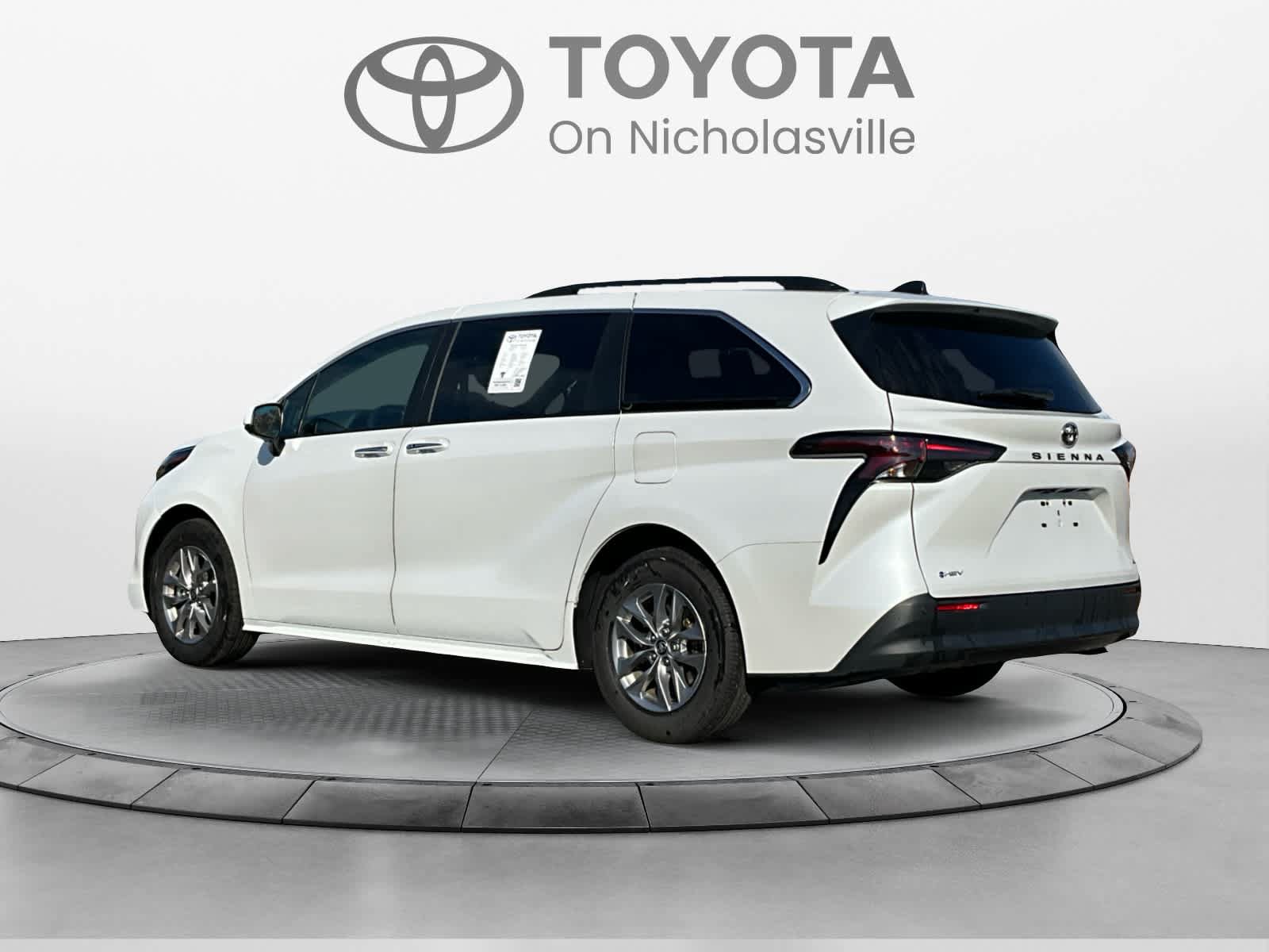 Used 2026 Toyota Sienna XLE FWD image 3