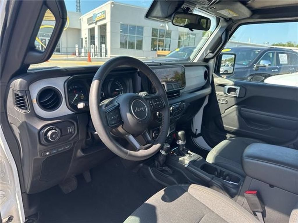 Used 2024 Jeep Wrangler Unlimited AWD/4WD image 5