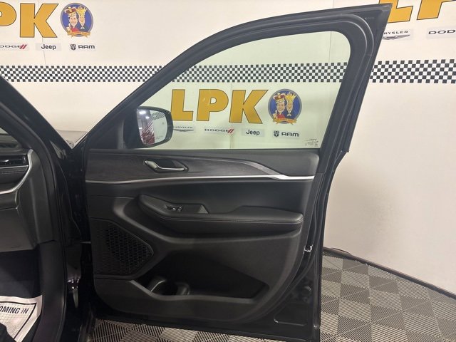 New 2025 Jeep Grand Cherokee Limited w/ Black Appearance Package image 13