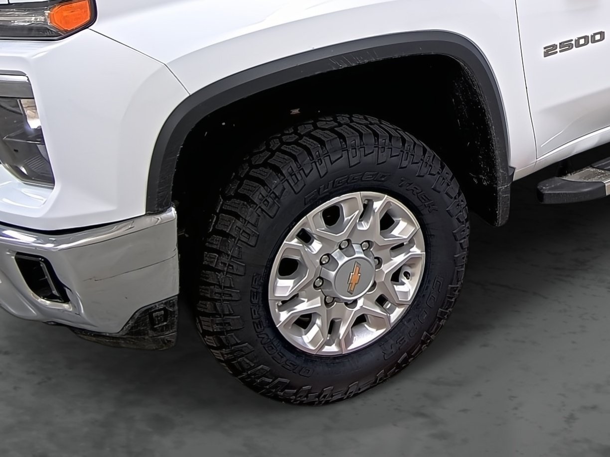 Used 2024 Chevrolet Silverado 2500 LT AWD/4WD image 16