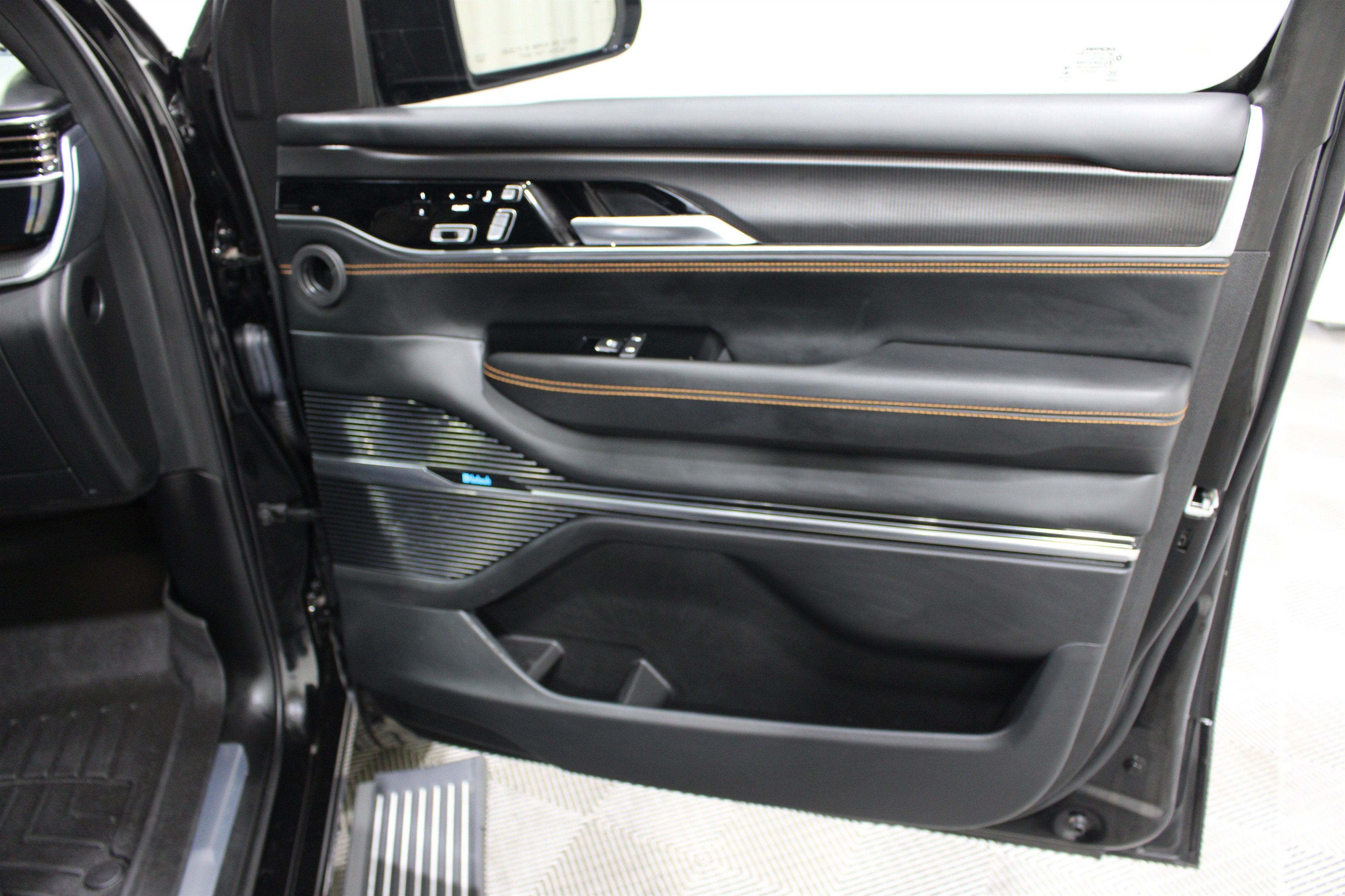 Used 2023 Jeep Grand Wagoneer Series III AWD/4WD image 35