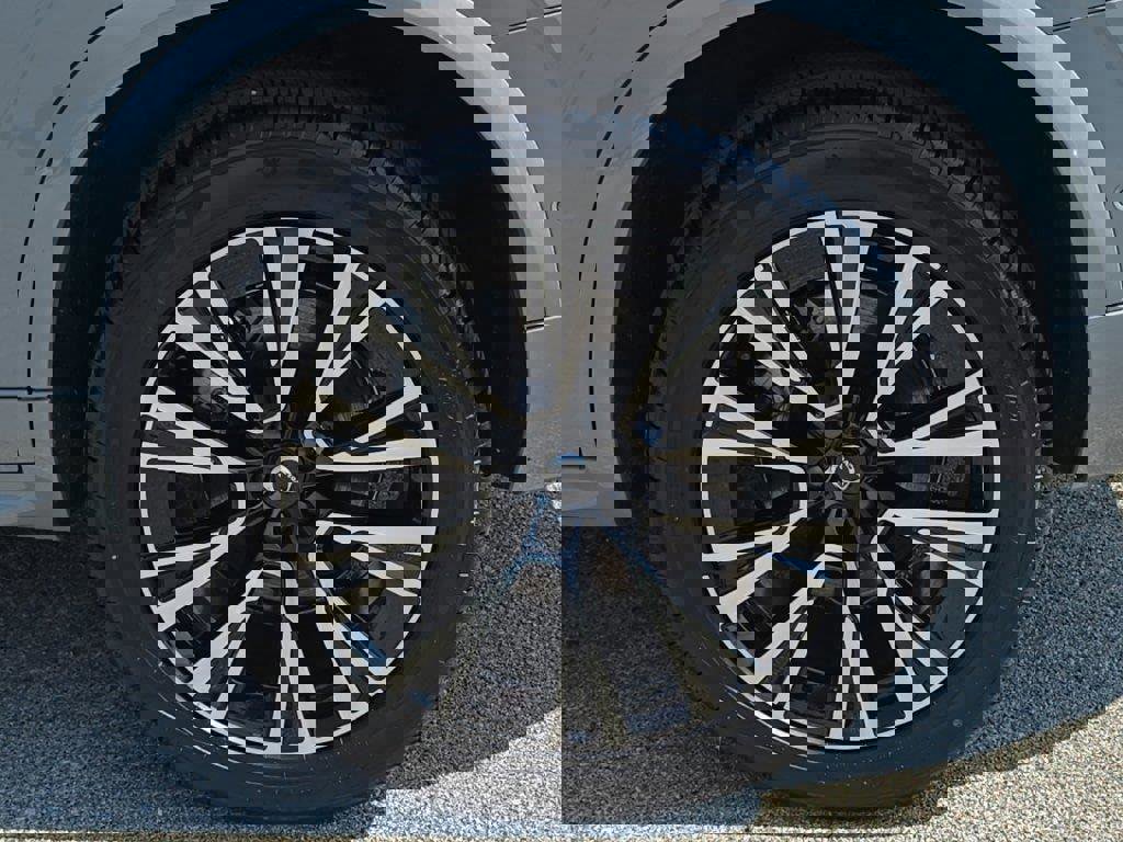 Used 2025 Volvo XC90 T8 Plus w/ Protection Package Premier image 6