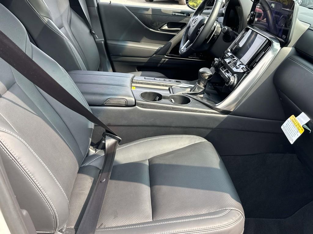 Used 2024 Lexus LX 600 4WD w/ Premium Package image 15