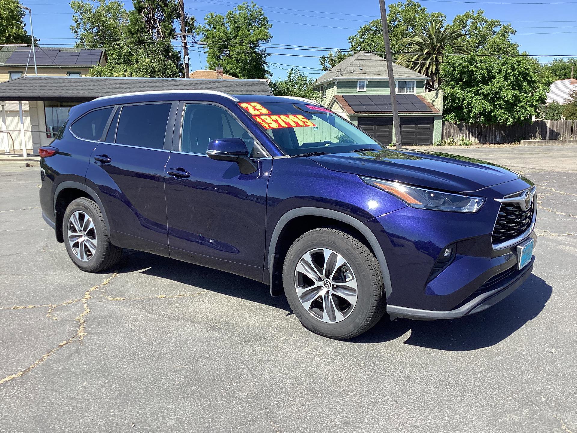 Used 2023 Toyota Highlander XLE AWD/4WD image 1
