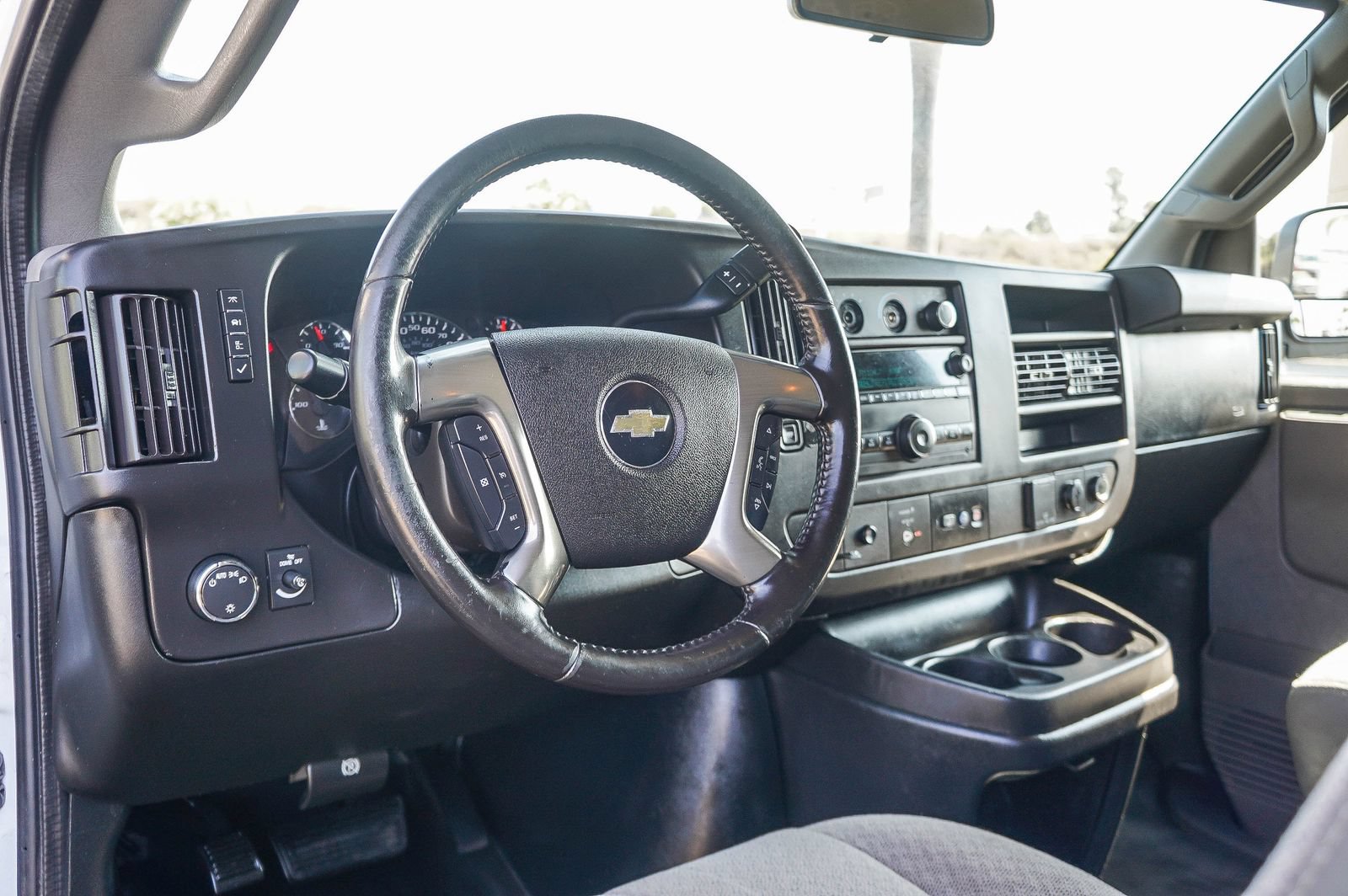 Used 2017 Chevrolet Express 3500 RWD image 12