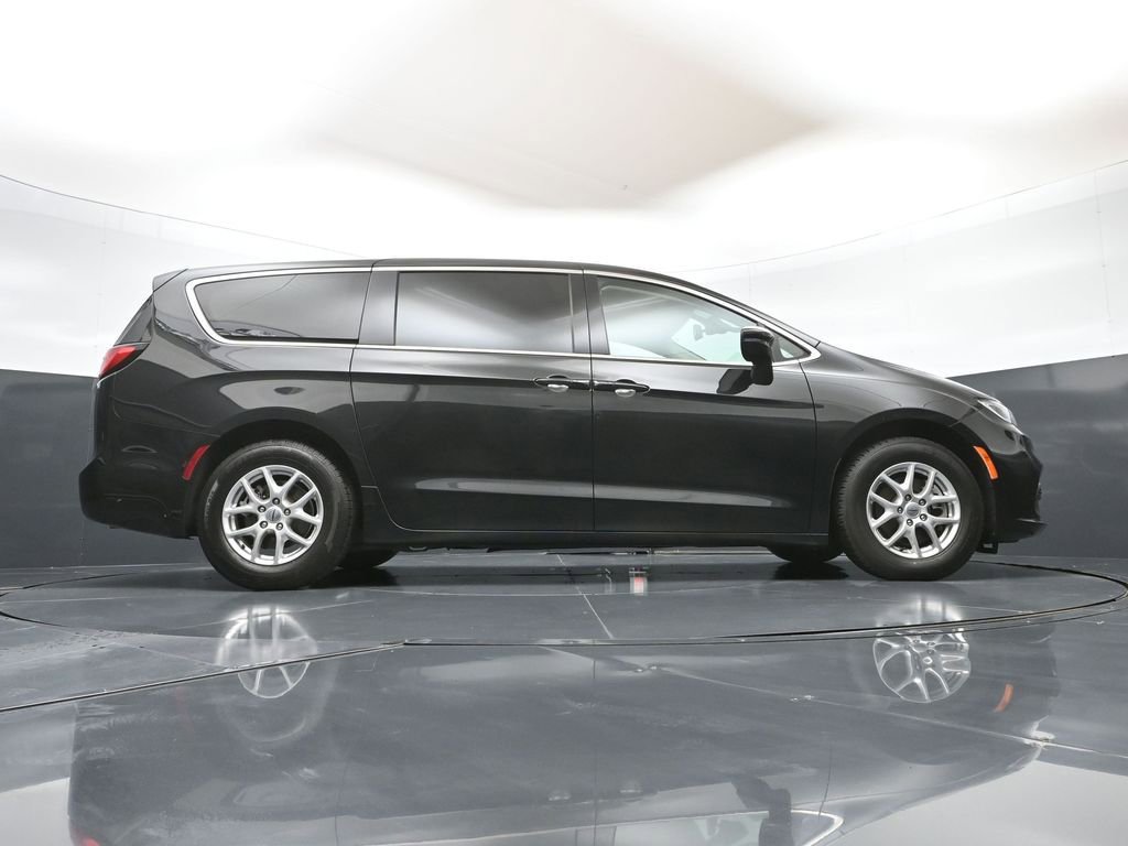 Used 2023 Chrysler Pacifica Touring-L FWD image 42