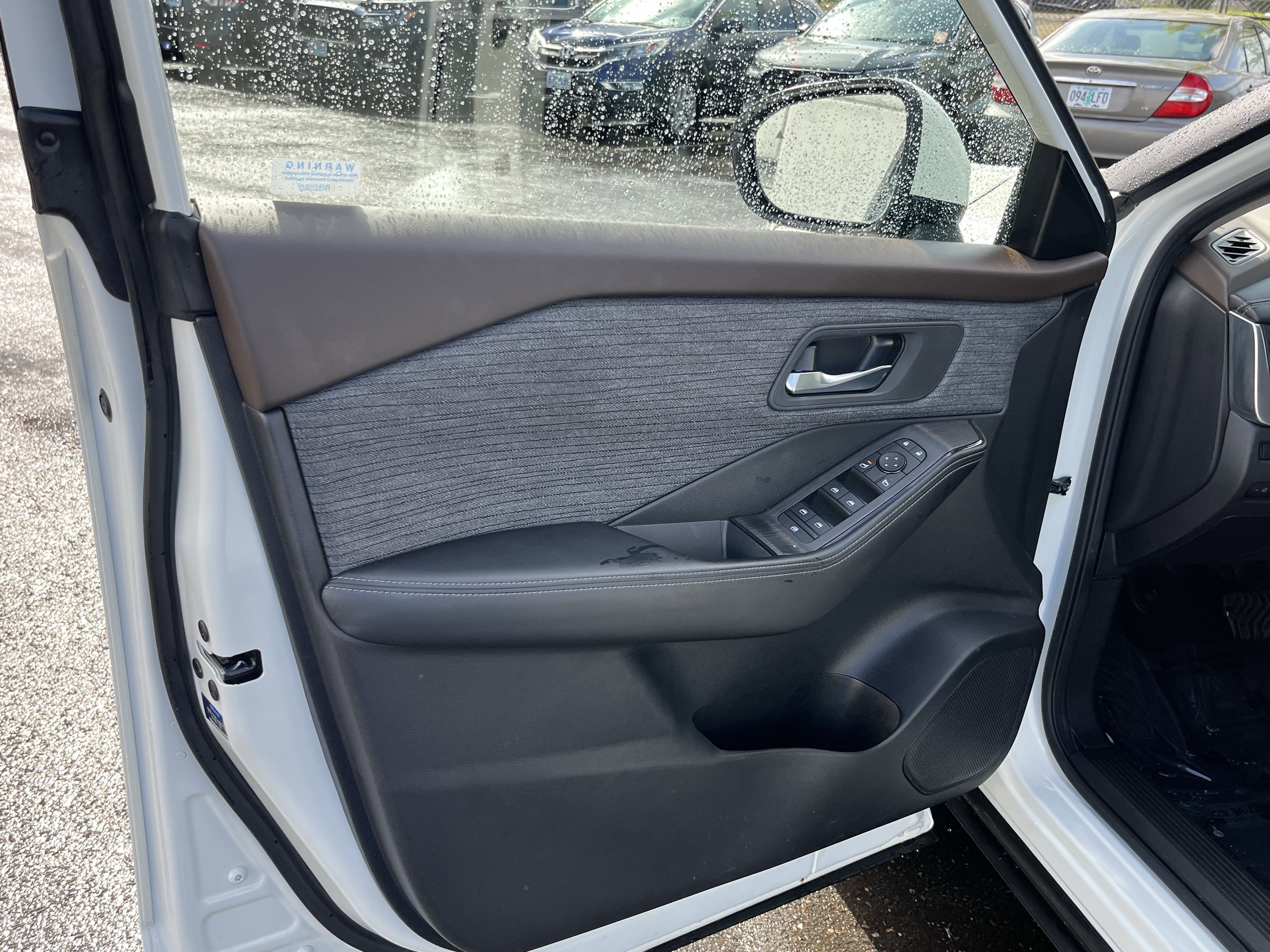 Used 2023 Nissan Rogue SV image 15