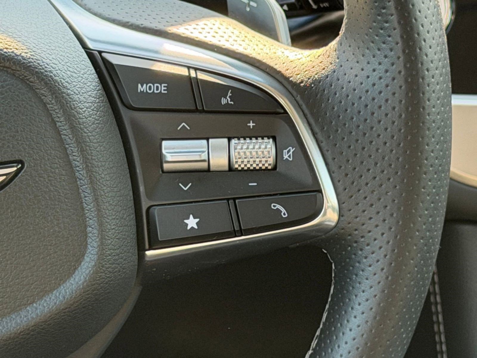 Used 2025 Genesis G70 2.5T image 25