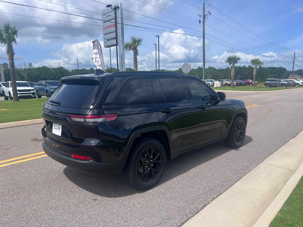 Certified 2025 Jeep Grand Cherokee Altitude RWD image 6