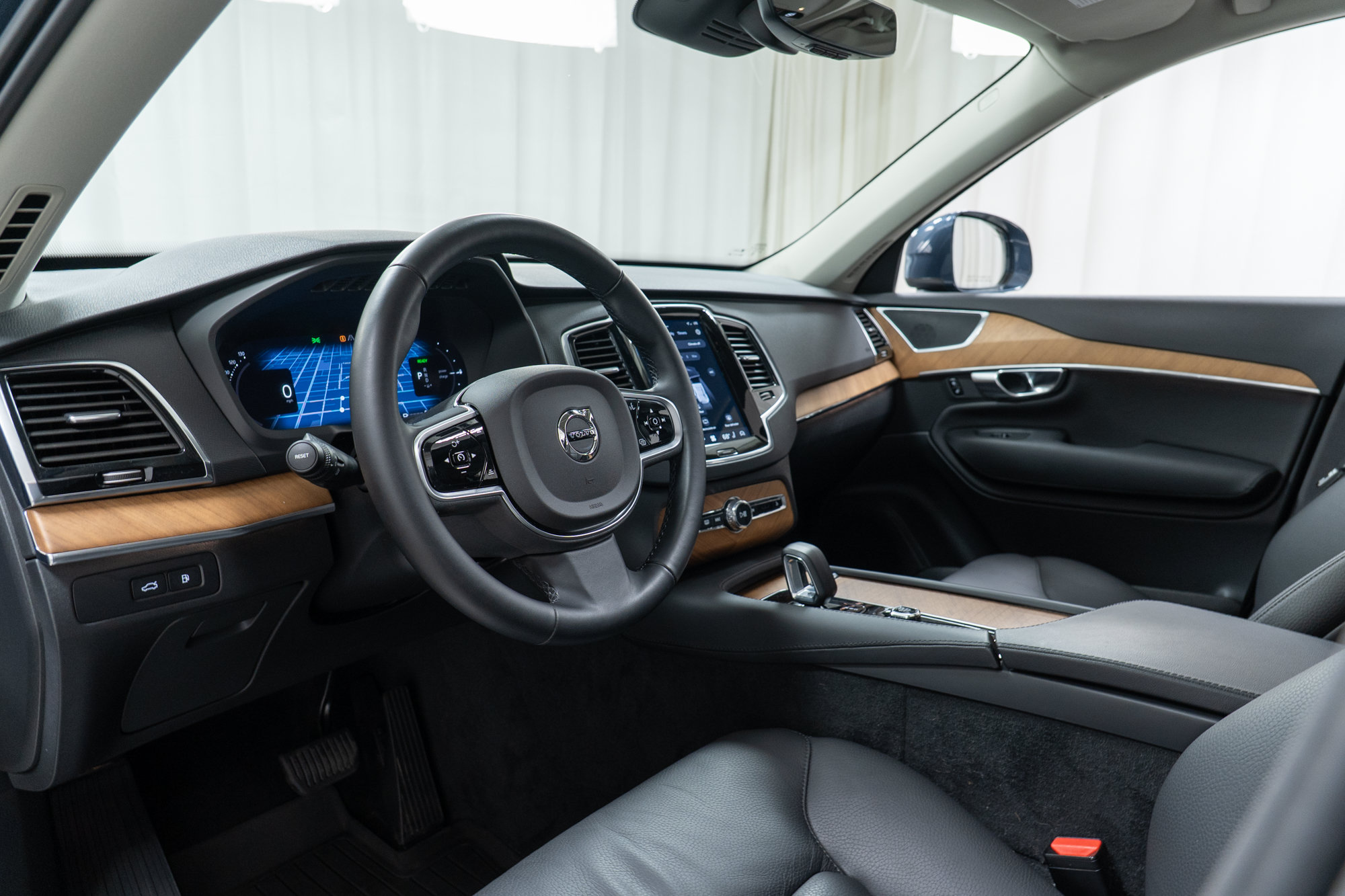 Certified 2025 Volvo XC90 T8 Plus w/ Protection Package Premier AWD/4WD image 12