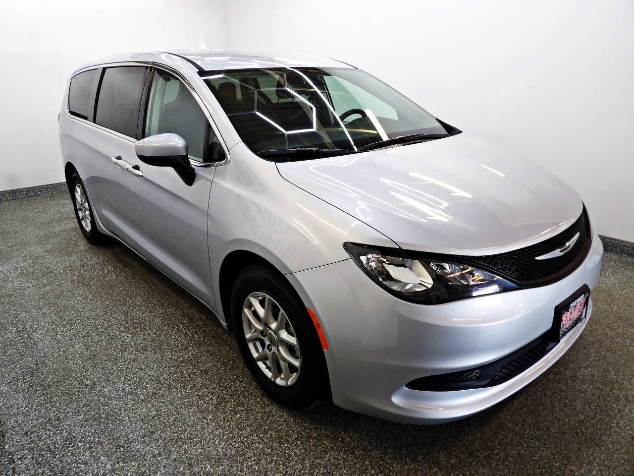 Used 2022 Chrysler Voyager LX FWD image 3