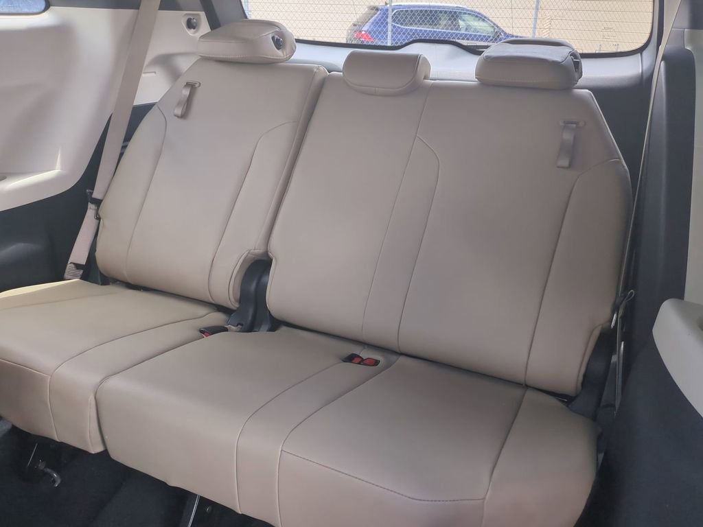 Used 2021 Toyota Sienna XLE FWD image 16