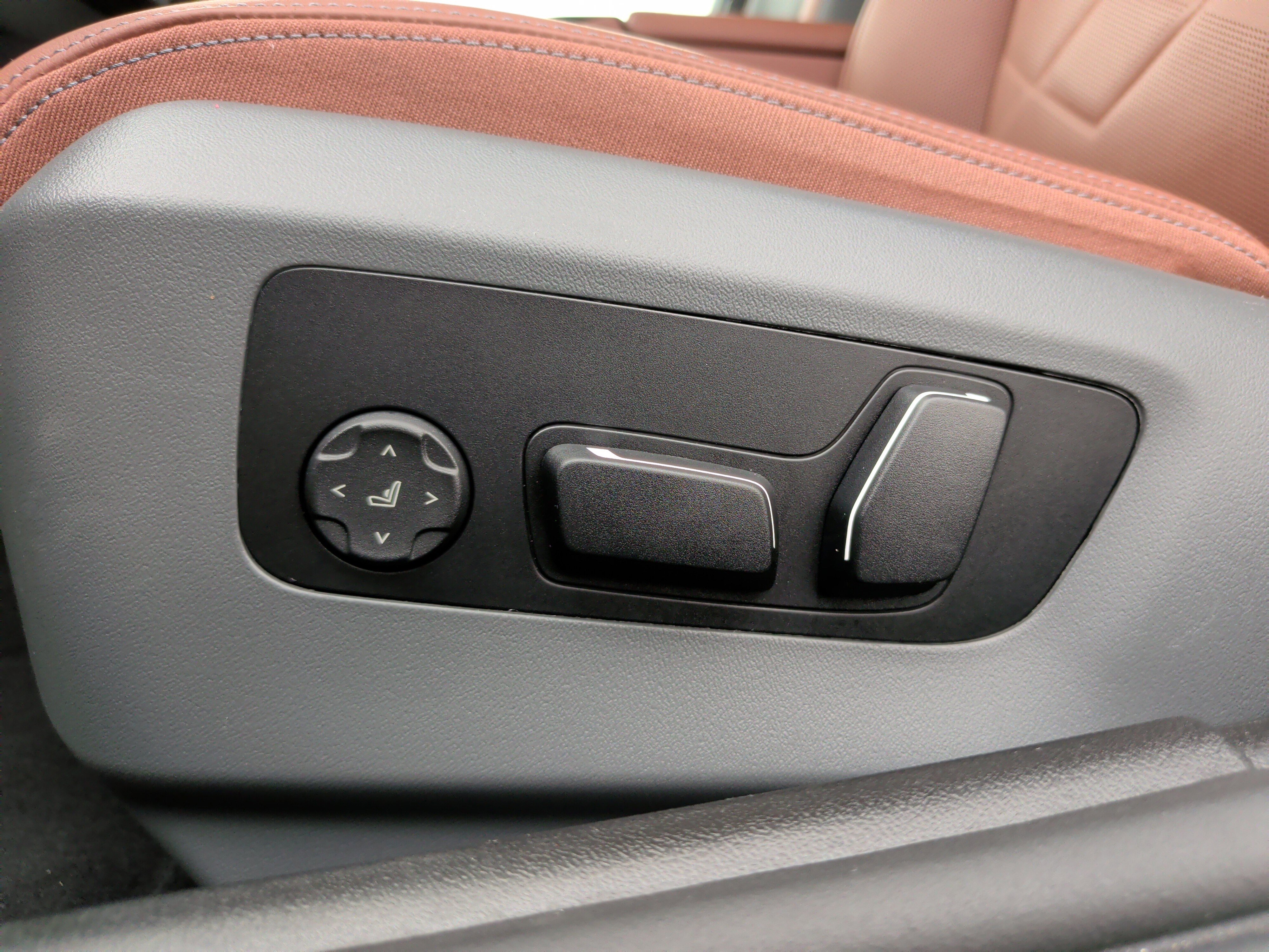 Certified 2025 BMW 550e xDrive w/ Executive Package image 28