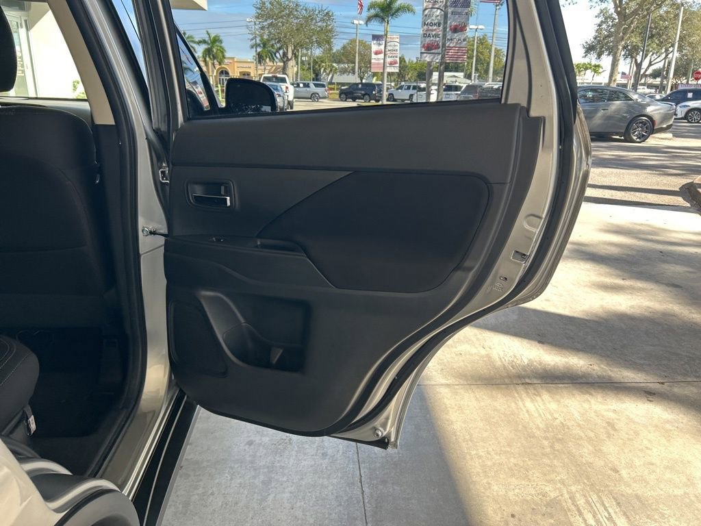 Used 2019 Mitsubishi Outlander ES image 27
