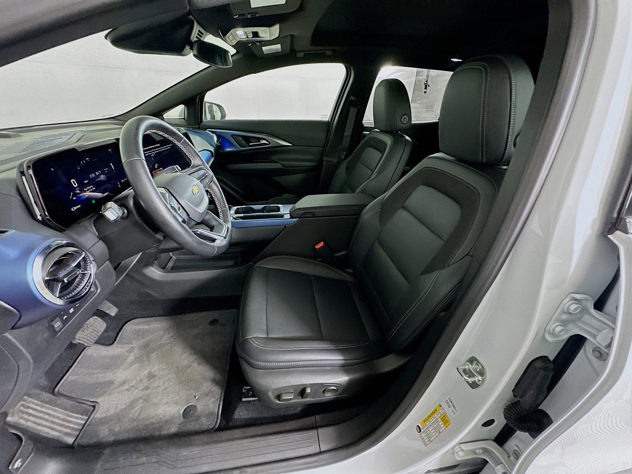 Used 2025 Chevrolet Equinox EV LT w/ Convenience Package image 13