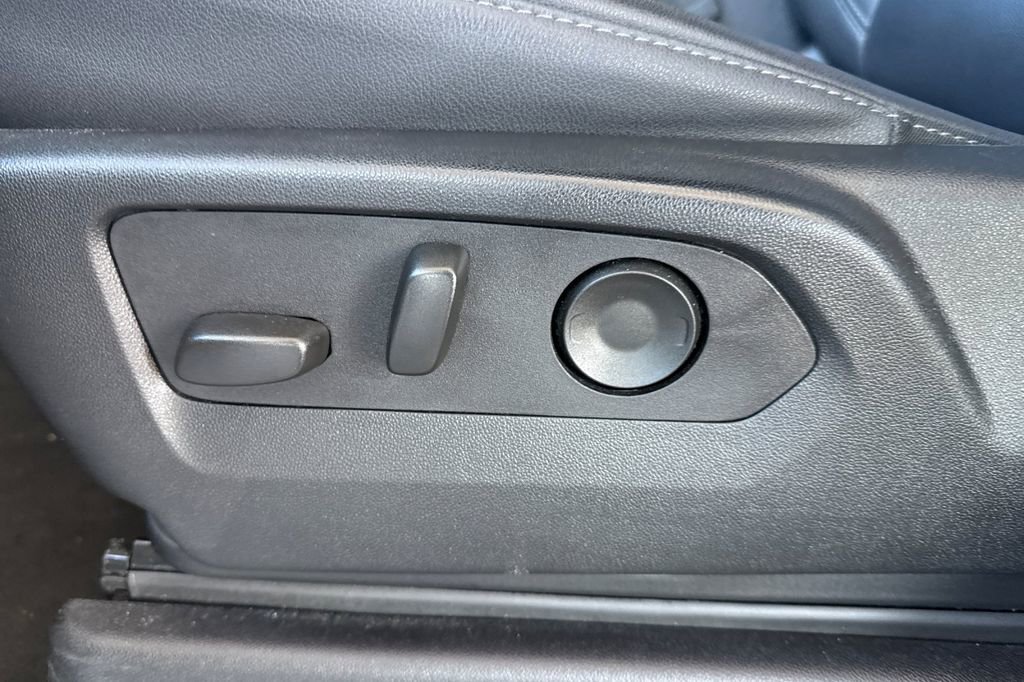 Used 2025 Chevrolet Suburban LT image 18