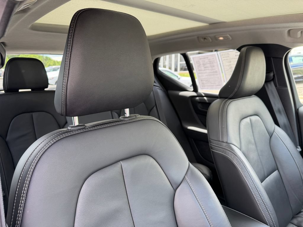 Certified 2023 Volvo XC40 B5 Plus w/ Driver Assist Package AWD/4WD image 16