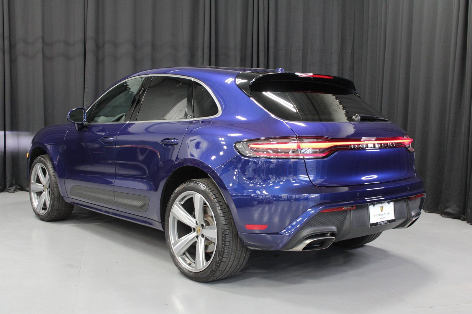 Certified 2025 Porsche Macan image 3