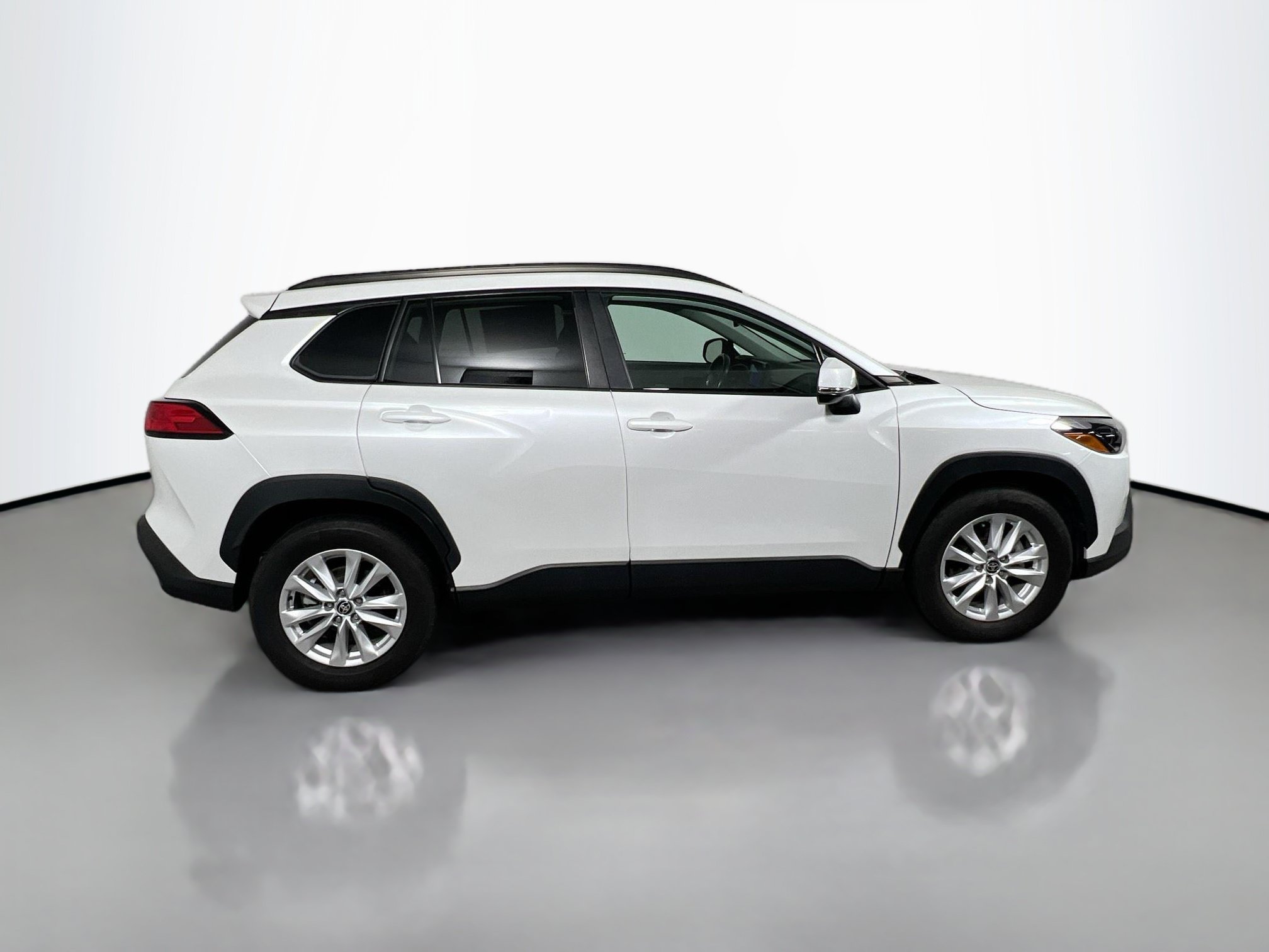 Used 2023 Toyota Corolla Cross LE AWD/4WD image 3