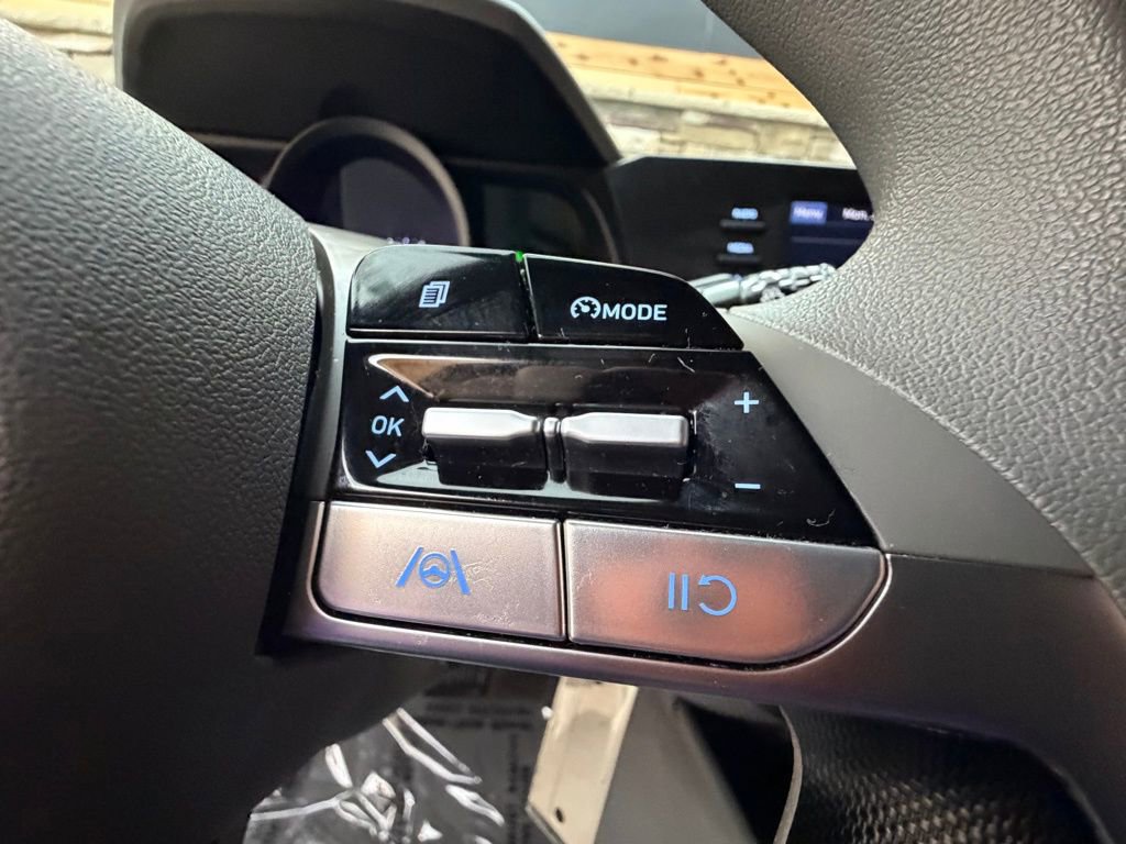 Used 2022 Hyundai Elantra SE image 23